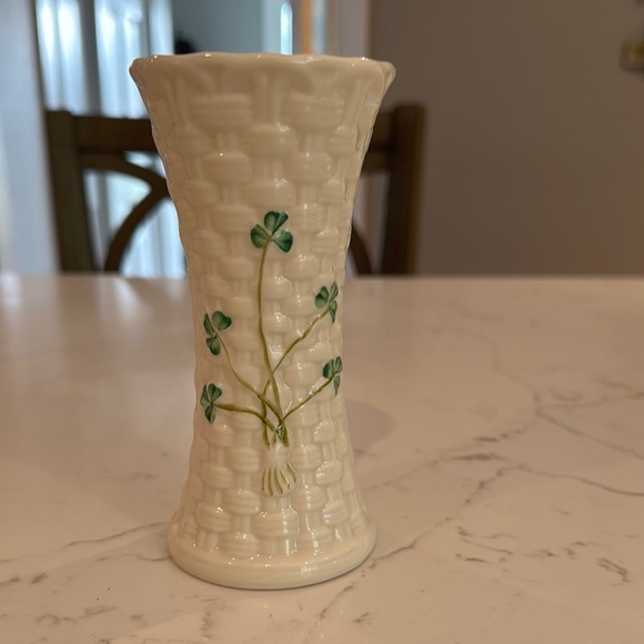 Belleek Vintage Cream and Green Shamrock Accent Colleen Vase - Picture 1 of 3